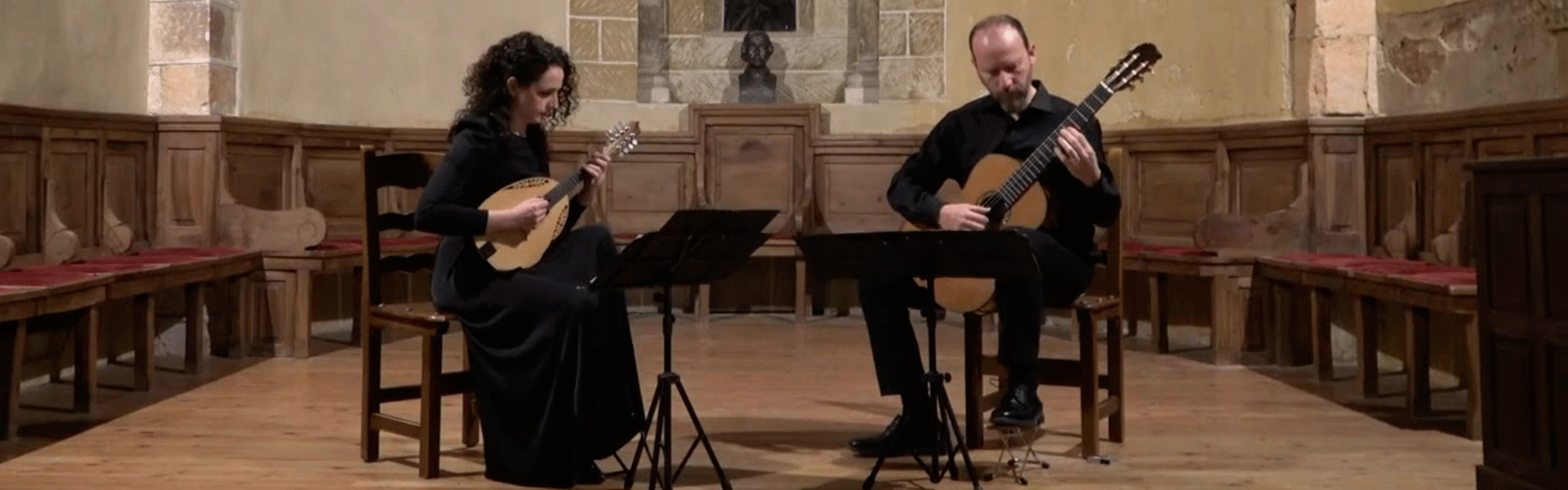 CARMEN SIMÓN Y PABLO RIOJA (mandolina y guitarra)